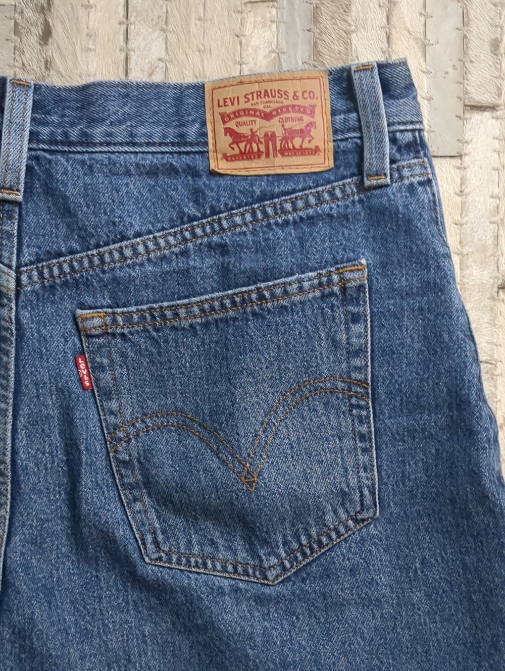 Levi's Women's 31 High Waisted Medium Wash Denim Mom Shorts - Picture 6 of 7